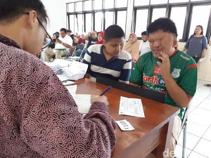 Mantap! Penyandang Disabilitas Antusias Nyoblos di TPS Wyataguna