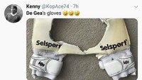 Gagal membendung tendangan Messi, sarung tangan De Gea digambarkan bolong. (Foto: Twitter @KopAce74)