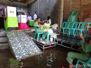 Warga Demak Tetap Semangat Nyoblos Meski TPS Banjir