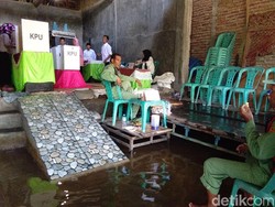 Warga Demak Tetap Semangat Nyoblos Meski TPS Banjir