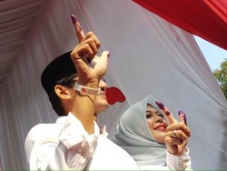 Gaya Istri Sandiaga Saat Nyoblos, Pakai Kemeja Putih dan Hijab Biru Andalan