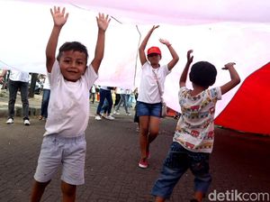 Pendukung Jokowi-Amin Pawai Bawa Bendera Raksasa