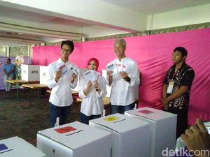 Ganjar Naik Sepeda Nyoblos di TPS 1 Gajahmungkur