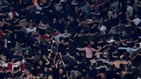 Pendukung Ajax bersuka cita dengan hasil ini. REUTERS/Massimo Pinca.
