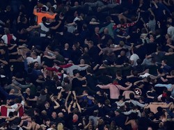Pendukung Ajax bersuka cita dengan hasil ini. REUTERS/Massimo Pinca.
