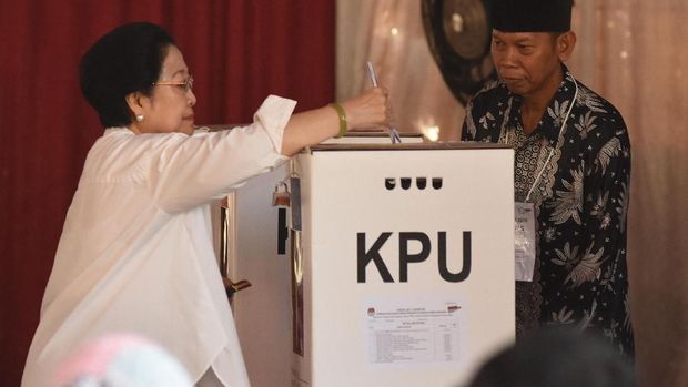 Ketua Umum PDIP megawati Seokarnoputri ikut mencoblos dalam Pemilu 209.