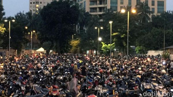 Ramainya Parkiran Mal saat Diskon Klingking Ungu