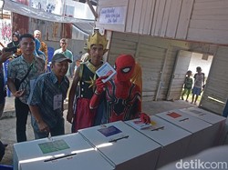 Gatot Kaca dan Spiderman Ikut Nyoblos di Pekanbaru