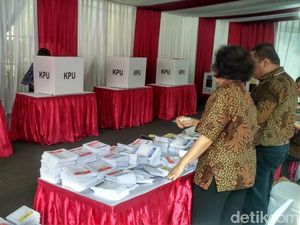 Situasi di TPS 005 Kuningan Jakarta Tempat Luhut Nyoblos