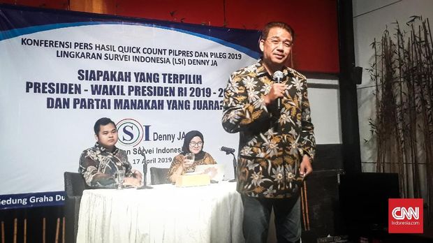 Founder LSI Denny JA mengumumkan pasangan nomor urut 01 Jokowi-Ma'ruf Amin unggul dalam exit poll, Rabu (17/4).