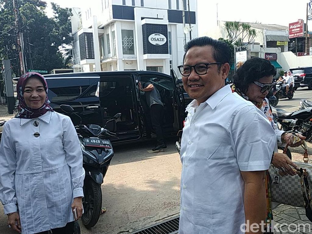 Toyota Vellfire Antarkan Cak Imin ke Tempat TPS Toyota Vellfire Antarkan Cak Imin ke Tempat TPS
