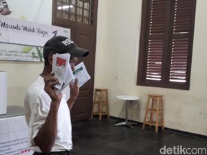 Grogi Diliput Wartawan Saat Nyoblos, Pengidap Gangguan Jiwa Tersipu Malu Grogi Diliput Wartawan Saat Nyoblos, Pengidap Gangguan Jiwa Tersipu Malu