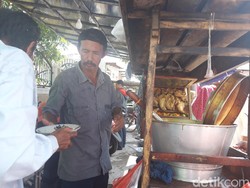 Warga yang Telah Nyoblos Ditraktir Khofifah Soto Langganan