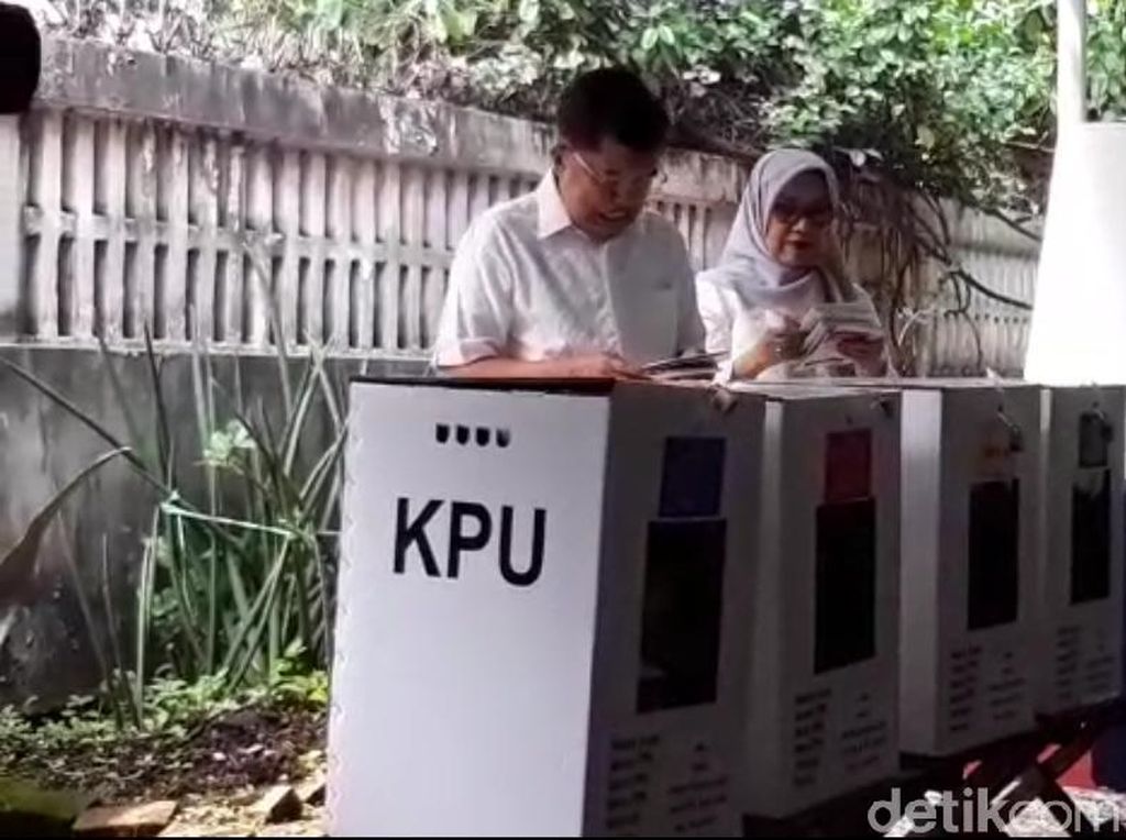Istri JK Sempat Bingung Saat Memasukkan Surat Suara ke Kotak Istri JK Sempat Bingung Saat Memasukkan Surat Suara ke Kotak