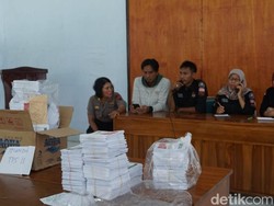 Banyak Surat Suara Tertukar di Pekalongan, Pencoblosan Disetop Sementara