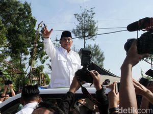 Kacamata Hitam Prabowo dan Kemeja Putih Jokowi