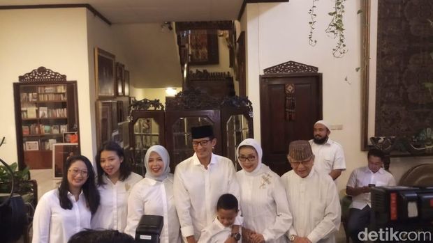 Sebelum Nyoblos, Sandiaga dan Istri Sungkem ke Orang Tua