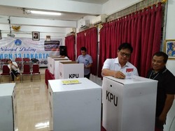 Pakai Baju Putih Saat Nyoblos, Airlangga: Baju Kuning Nanti Nobar Quick Count