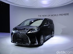 Hotman Paris Pamer Mobil Baru Lexus LM Berbadan Alphard