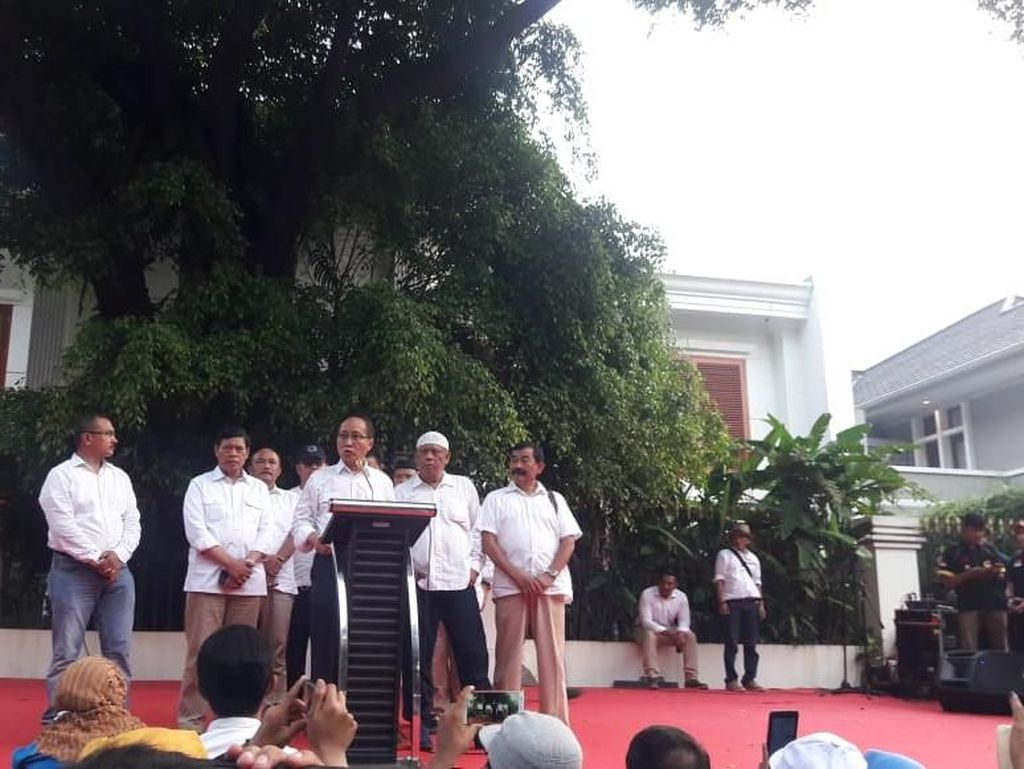 Kontroversi Sofyan Jacob: Gugat Megawati hingga Ancam Sekuriti Pakai Senpi Kontroversi Sofyan Jacob: Gugat Megawati hingga Ancam Sekuriti Pakai Senpi