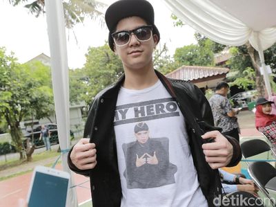 Nyoblos Prabowo, Al Ghazali Kenakan Kaus Ahmad Dhani My Hero Lagi