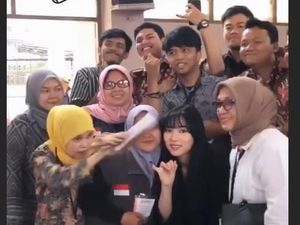 Diajak Selfie, Isyana Sarasvati Jadi Serbuan Warga di TPS Diajak Selfie, Isyana Sarasvati Jadi Serbuan Warga di TPS