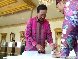 Sultan HB Nyoblos Bersama Istri, Berharap Partisipasi Pemilih 80%