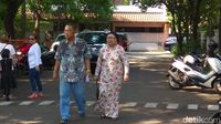 Gaya Santai Darmin Nyoblos Bareng Istri