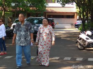 Gaya Santai Darmin Nyoblos Bareng Istri