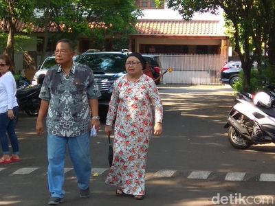 Gaya Santai Darmin Nyoblos Bareng Istri