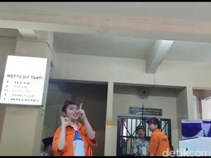 Pedangdut Caca Duo Molek Nyoblos di Rutan Polda Metro: Pilih Nomor 01 Dong Pedangdut Caca Duo Molek Nyoblos di Rutan Polda Metro: Pilih Nomor 01 Dong