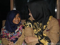 Bukti Nabila Bocah Pemulung Beli Sepatu dengan Keringat Sendiri