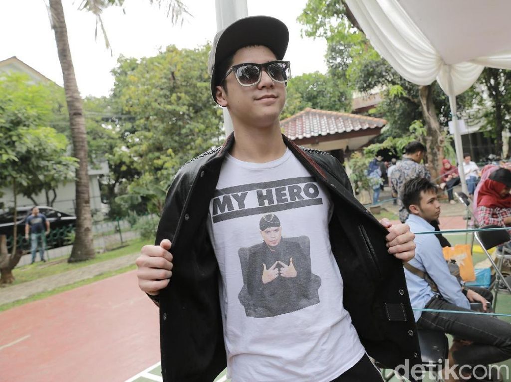 Al Ghazali Ogah Komentari Foto Rumah Ahmad Dhani yang Tak Terawat Al Ghazali Ogah Komentari Foto Rumah Ahmad Dhani yang Tak Terawat