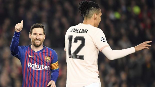 Chris Smalling gagal membendung permainan Lionel Messi.