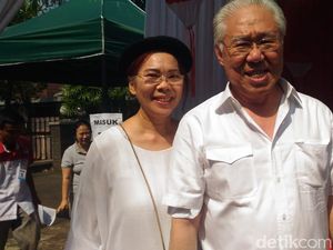 Nyetir Sendiri ke TPS Kebayoran Baru, Enggar Nyoblos Bareng Istri