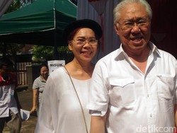 Nyetir Sendiri ke TPS Kebayoran Baru, Enggar Nyoblos Bareng Istri