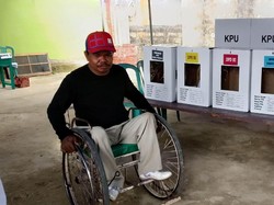 Perjuangan Ali dan Kursi Rodanya, Keterbatasan Tak Jadi Hambatan Nyoblos