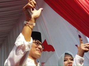 Video Momen Sandiaga Coblos Pilihannya di TPS