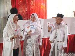 Pakai Tunik Renda, Istri Maruf Amin Ikut Putihkan TPS saat Nyoblos