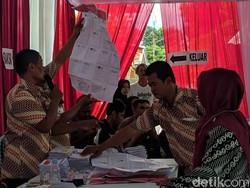 Jokowi-Maruf Unggul di TPS Tempat Bupati Lamongan Nyoblos