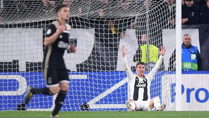 Momen di mana Cristiano Ronaldo (kanan) terjatuh saat melawan Ajax Amsterdam. Juventus kalah 1-2 dari Ajax di leg kedua perempatfinal Liga Champions dan gagal ke semifinal. Foto: Alberto Lingria/Reuters Momen di mana Cristiano Ronaldo (kanan) terjatuh saat melawan Ajax Amsterdam. Juventus kalah 1-2 dari Ajax di leg kedua perempatfinal Liga Champions dan gagal ke semifinal. Foto: Alberto Lingria/Reuters