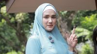 Pose 2 Jari Mulan Jameela di Depan TPS