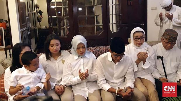 Sandiaga Uno dan keluarganya saat meinta restu kepada ibunya, Mien Uno.