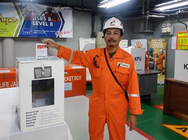 Pekerja Pertamina Nyoblos di TPS Lepas Pantai