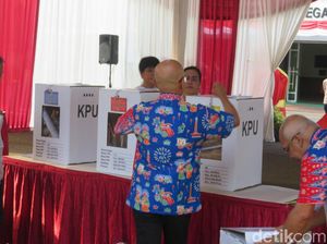 Warga Mulai Mencoblos di TPS Jokowi