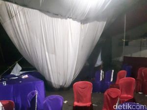 TPS di Banyuwangi Ambruk Terguyur Hujan Deras, Penghitungan Sempat Tertunda