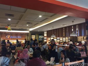 Masyarakat Antusias Berburu Diskon Usai Nyoblos Masyarakat Antusias Berburu Diskon Usai Nyoblos