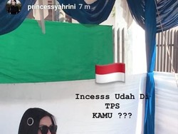 Syahrini Anti Golput Walau Kaki Terluka dan Diperban