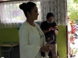 Gaya Kece Krisdayanti saat Nyoblos di Kota Batu Jadi Perhatian