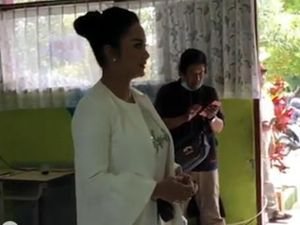 Gaya Kece Krisdayanti saat Nyoblos di Kota Batu Jadi Perhatian Gaya Kece Krisdayanti saat Nyoblos di Kota Batu Jadi Perhatian